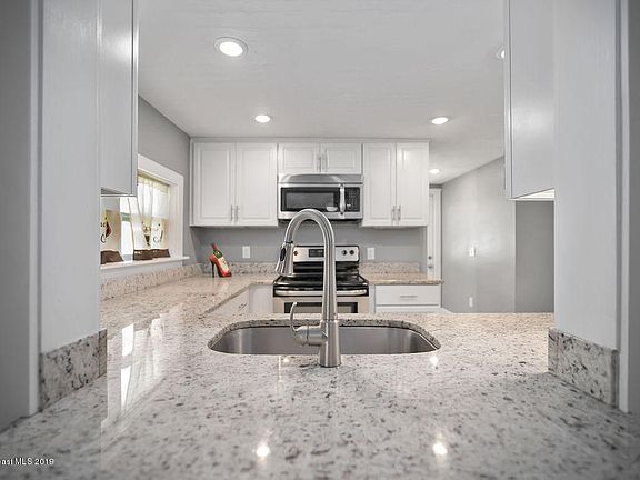 3rd image of 506 N Dixie Ave