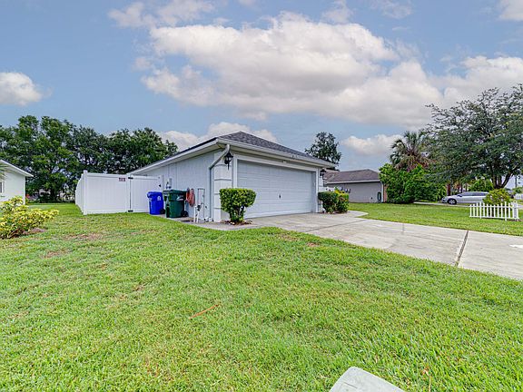 3rd image of 1176 Lake Place Ct