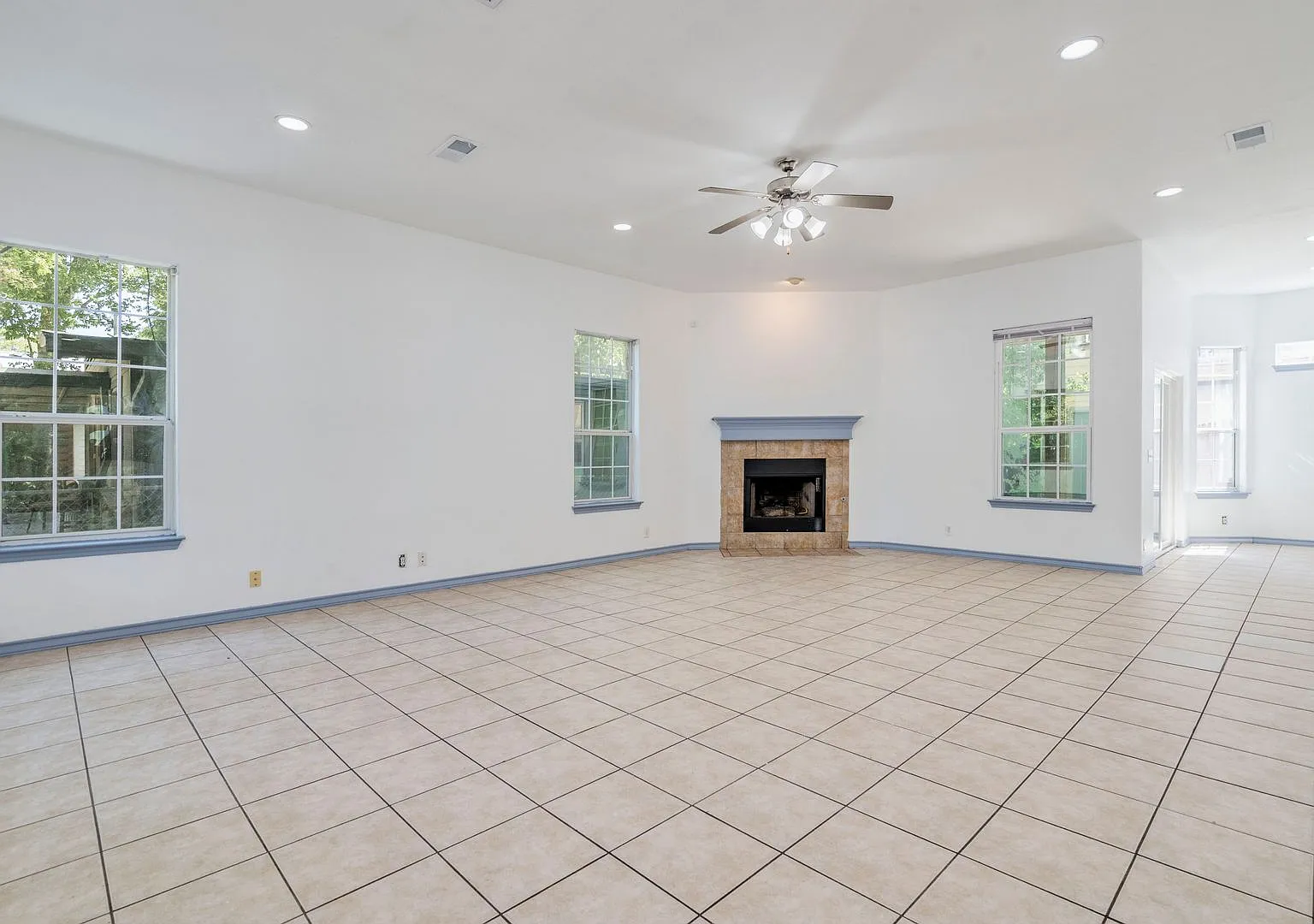 Available Now! Spacious 6-Bedroom, 4.5-Bathroom House With Garage — Photo 4