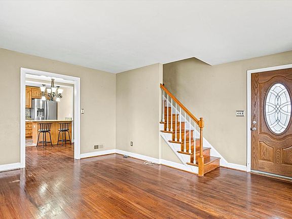 4th image of 1821 Weyburn Rd