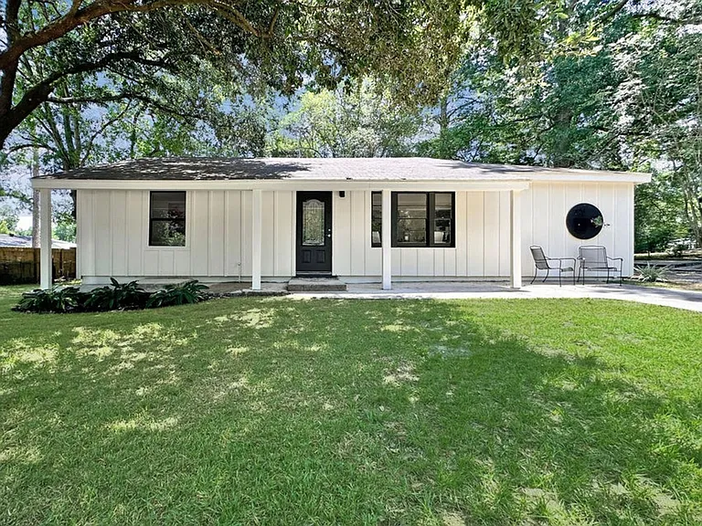 128 Country Club Cir — Photo 1