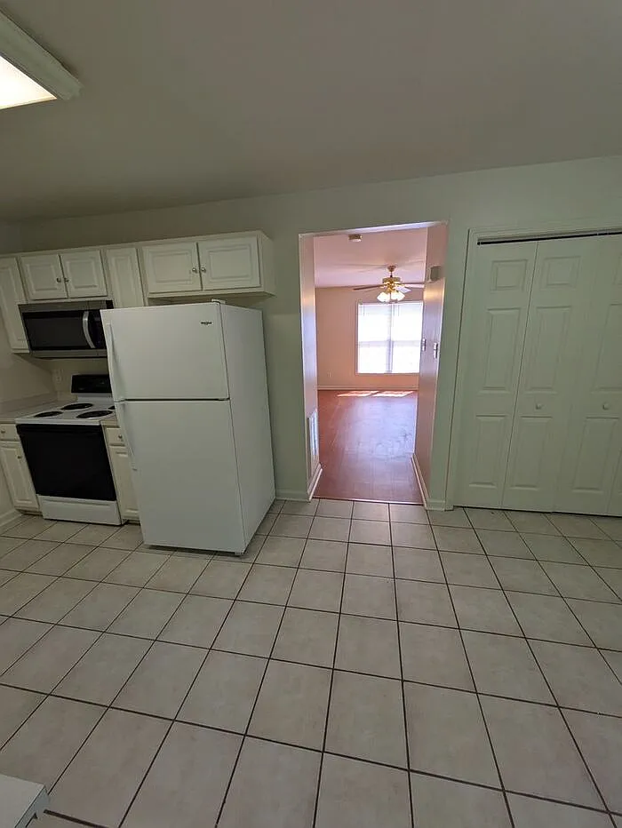 2 bed, 2.5 bath, 1025 sqft, $1,145 — Photo 3