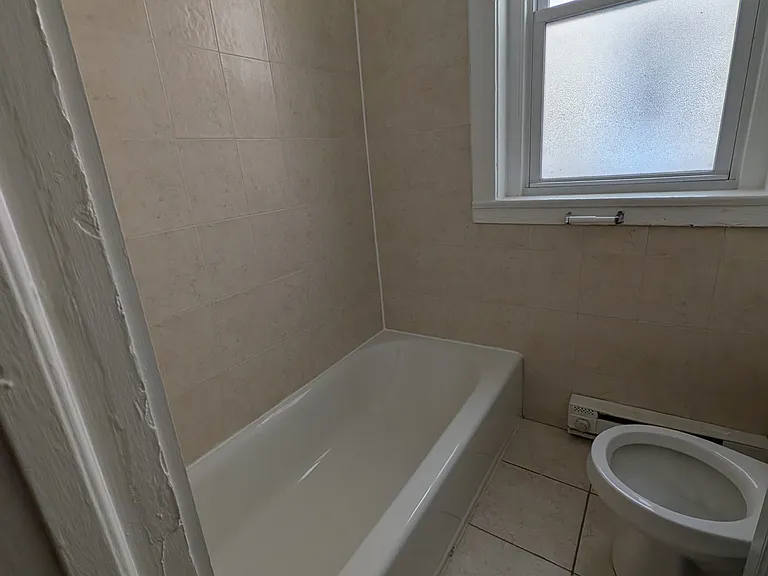 Kings Manor Apartments — Photo 31