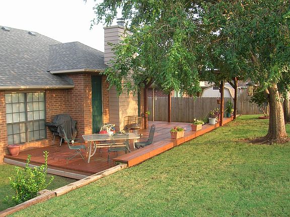 Large Deck with Trellis