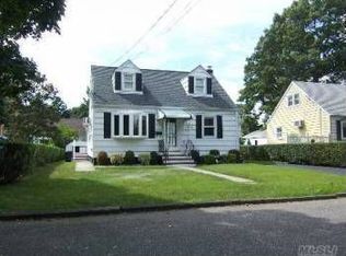 223 N Fulton Ave, Lindenhurst, NY 11757