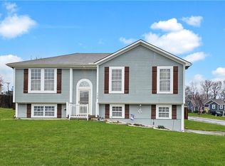 104 Lela Ln, Buckner, MO 64016