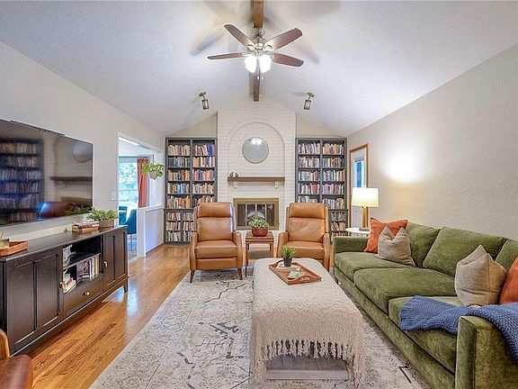 5th image of 607 NE Birchwood Dr