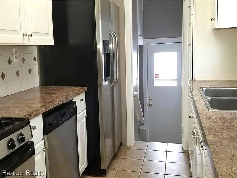 991 Humphrey Ave — Photo 3