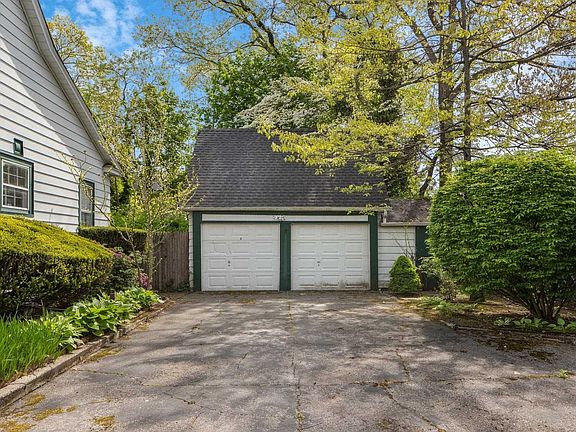 4th image of 383 Forest Ave