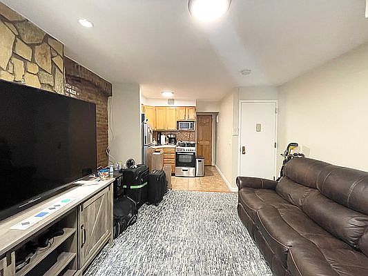 3rd image of 248 W 20th St #B