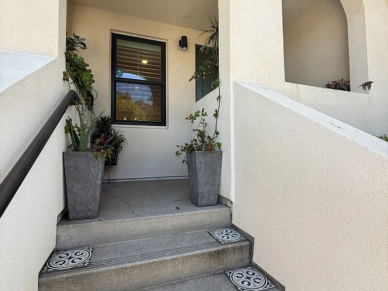 1564 E Thompson Blvd — Photo 17