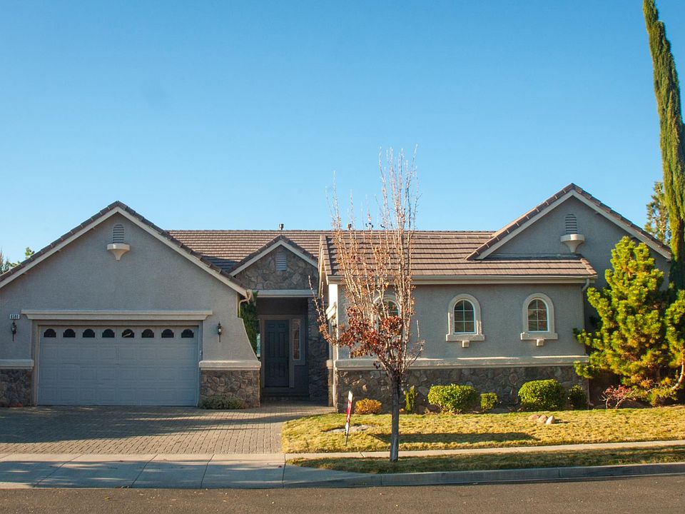This private house sits on the end of an court with open space on one side!
