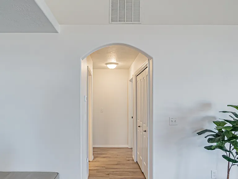 2479 W Washington Ave — Photo 13