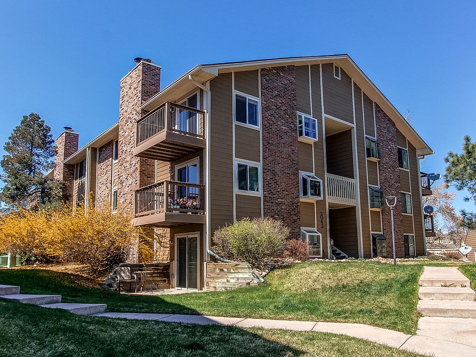 Top floor condo with a balcony!