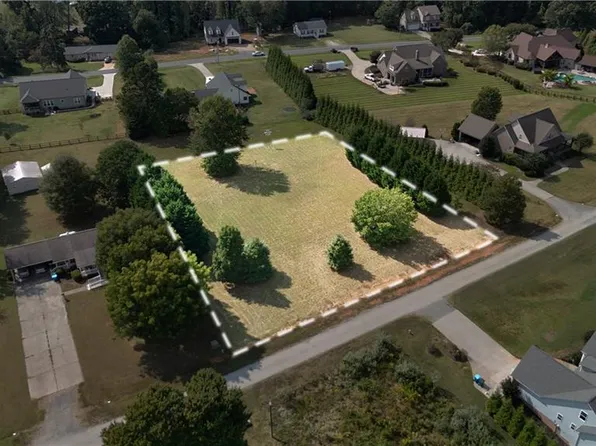 7905 Walkover Dr, Greensboro, NC 27455