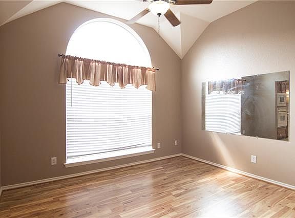 4th image of 921 Churchhill Dr
