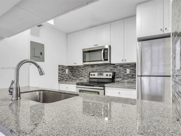 440 W Park Dr APT 102-8, Miami, FL 33172
