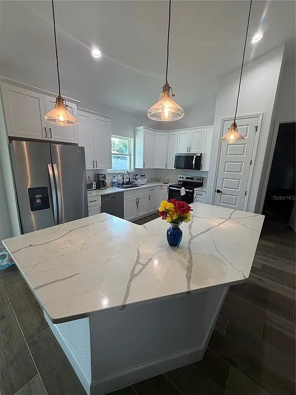 3 bed, 2.0 bath, 1487 sqft, $2,200 — Photo 3