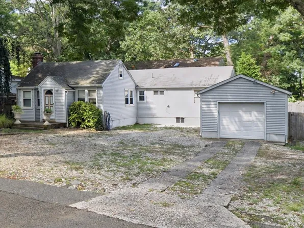 178 Adirondack Dr, Selden, NY 11784