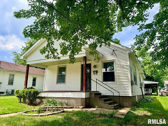 3rd image of 209 Douglas St
