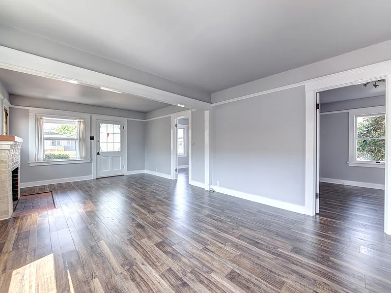 2108 Gramercy Ave — Photo 10