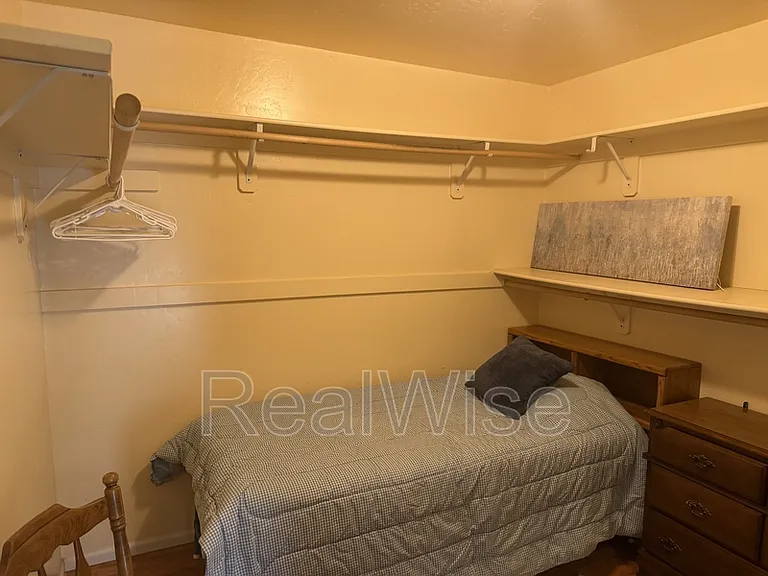 602 Schroeder Ln #B — Photo 16