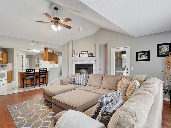 4th image of 40 N Saint John Pl