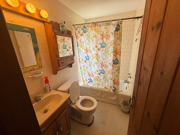 3rd image of 2 Cranberry Ln