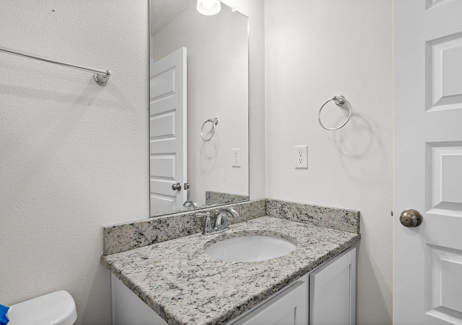 Wonderfully Modern 2022-Built Townhome! — Photo 2