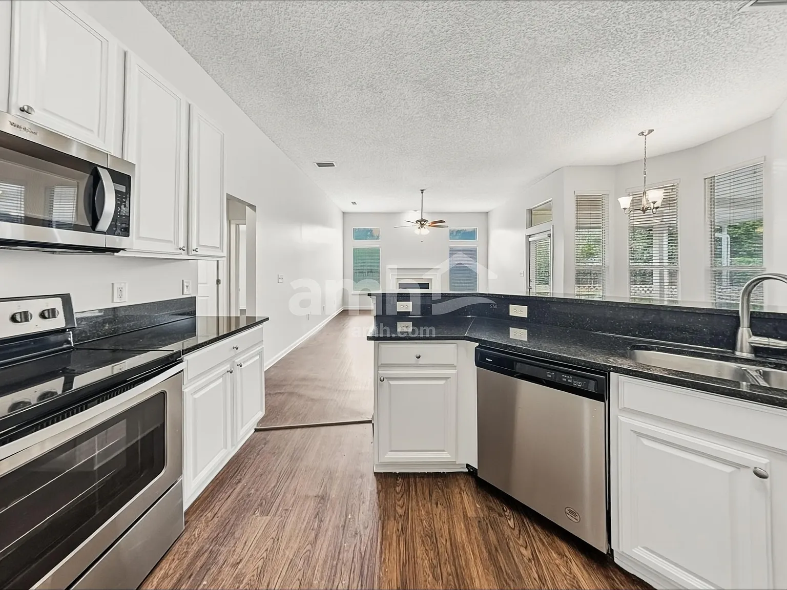 4 bed, 2.0 bath, 2249 sqft, $2,850 — Photo 4