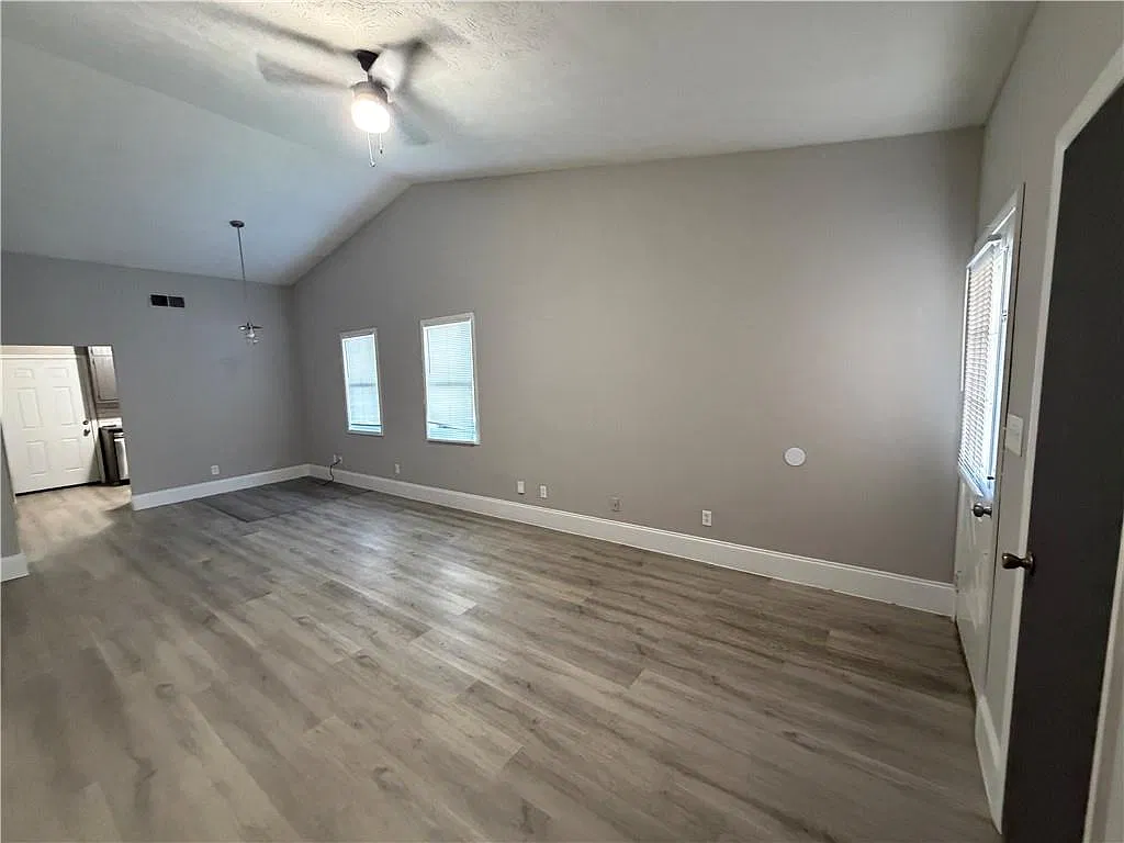2 bed, 1.0 bath, 1928 sqft, $1,400 — Photo 3