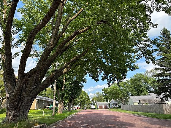 5th image of 602 Bakke St