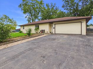 121 Fairway Rd, Carpentersville, IL 60110
