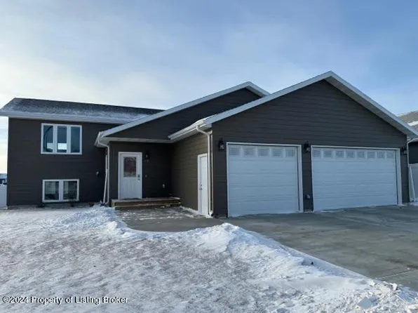 570 37th St E, Dickinson, ND 58601