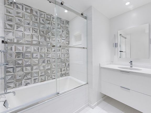 5th image of 200 Central Park S APT 18F