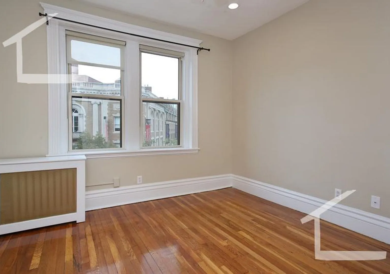 Nice, large 3 bed in the heart of Fenway! — Photo 4
