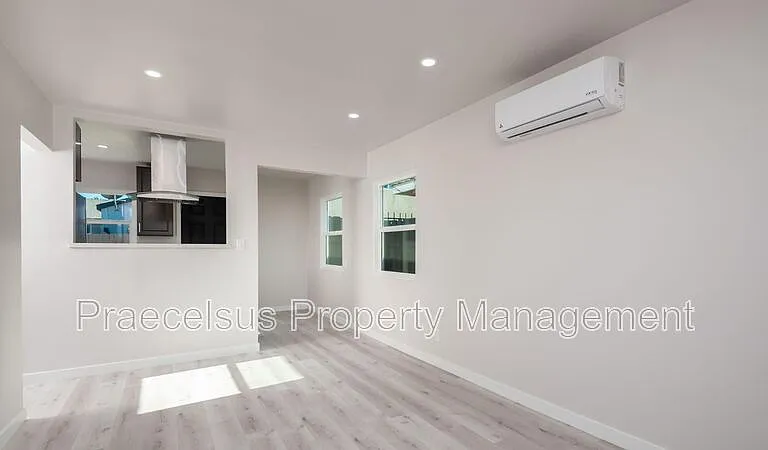 112 E 5th St — Photo 3