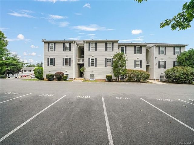 1st image of 18 Lexington Hl Unit 2