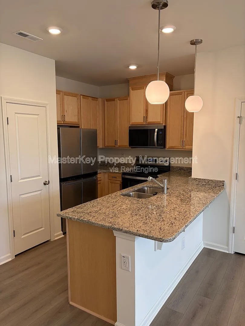 3 bed, 2.5 bath, 1359 sqft, $1,725 — Photo 4