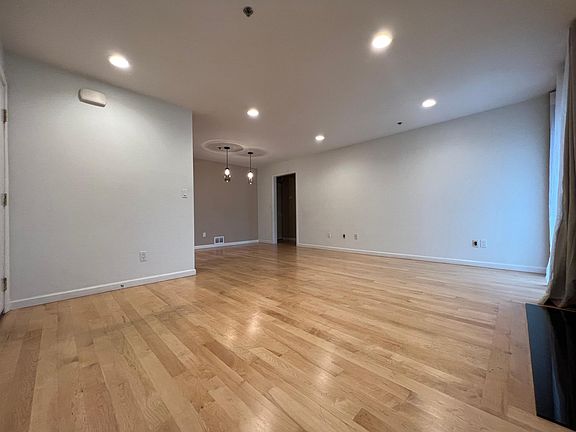 3rd image of 172 Albacore Ln