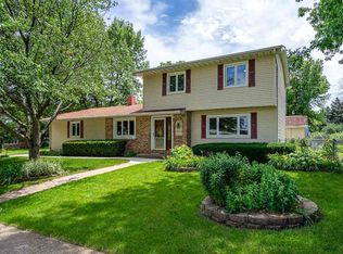 1095 Utica Ridge Ct, Bettendorf, IA 52722
