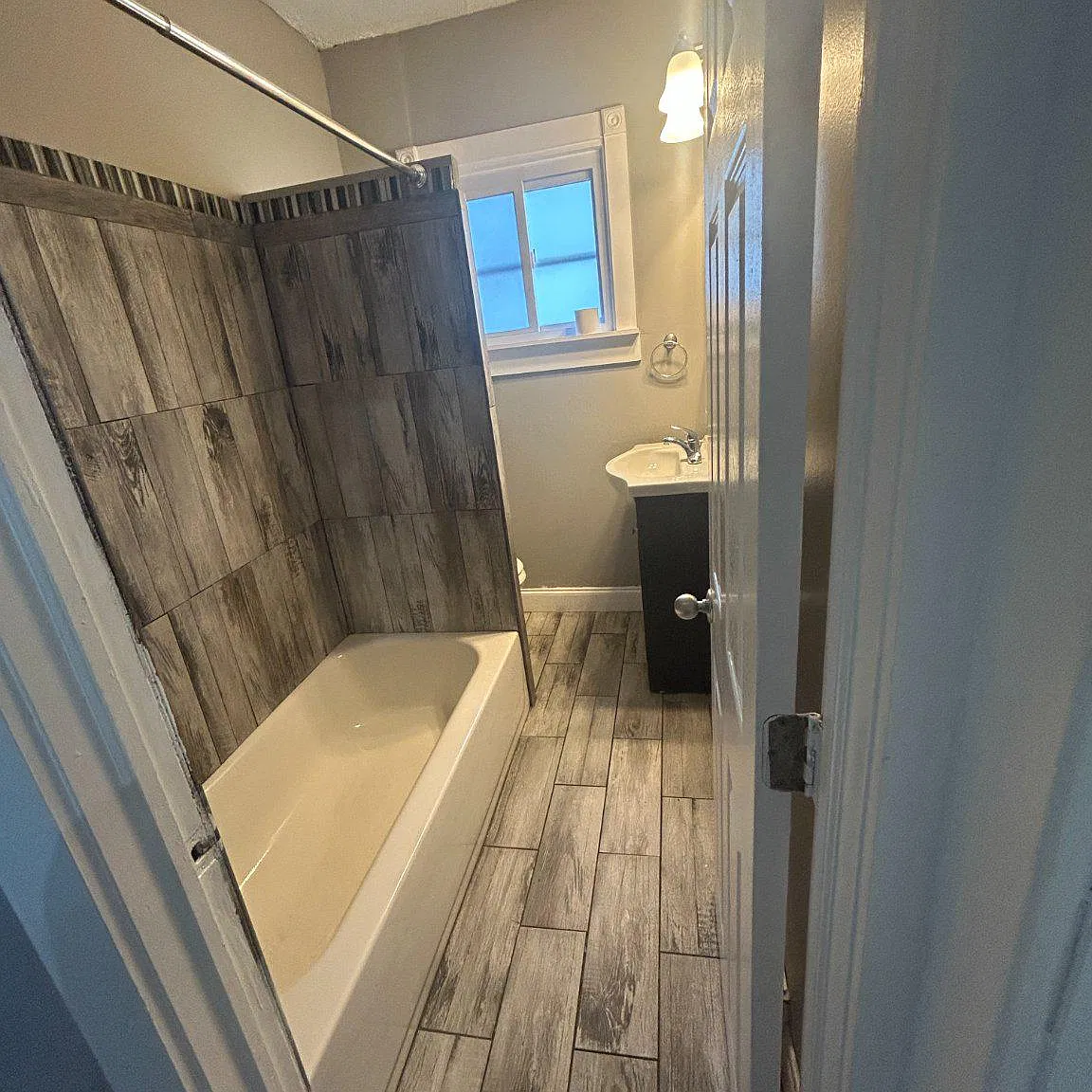 3 bed, 1.0 bath, 1624 sqft, $2,600 — Photo 3