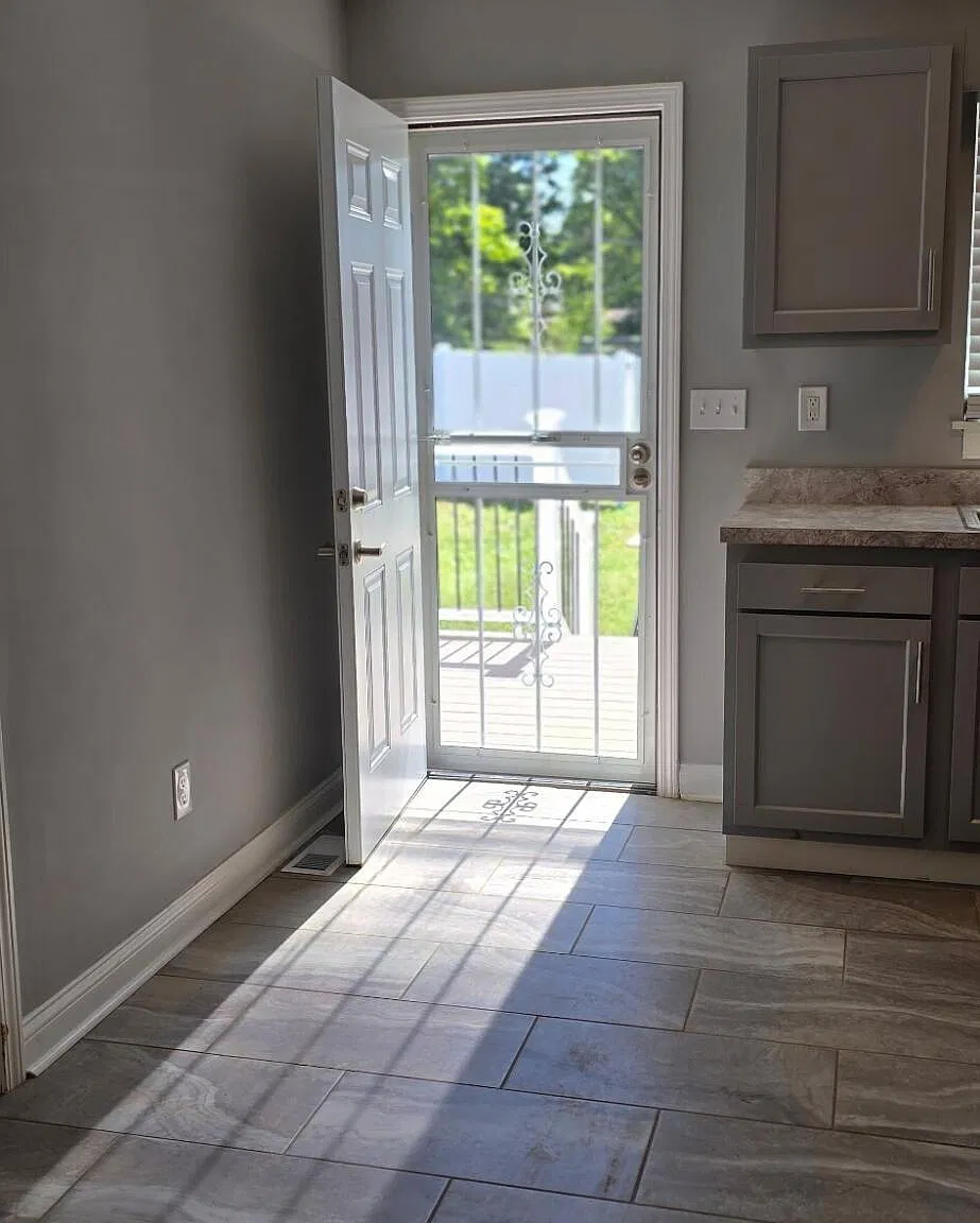 3 bed, 1.0 bath, 984 sqft, $1,550 — Photo 2