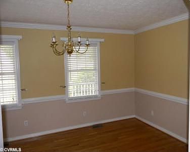 Large dining room w/hardwood floors