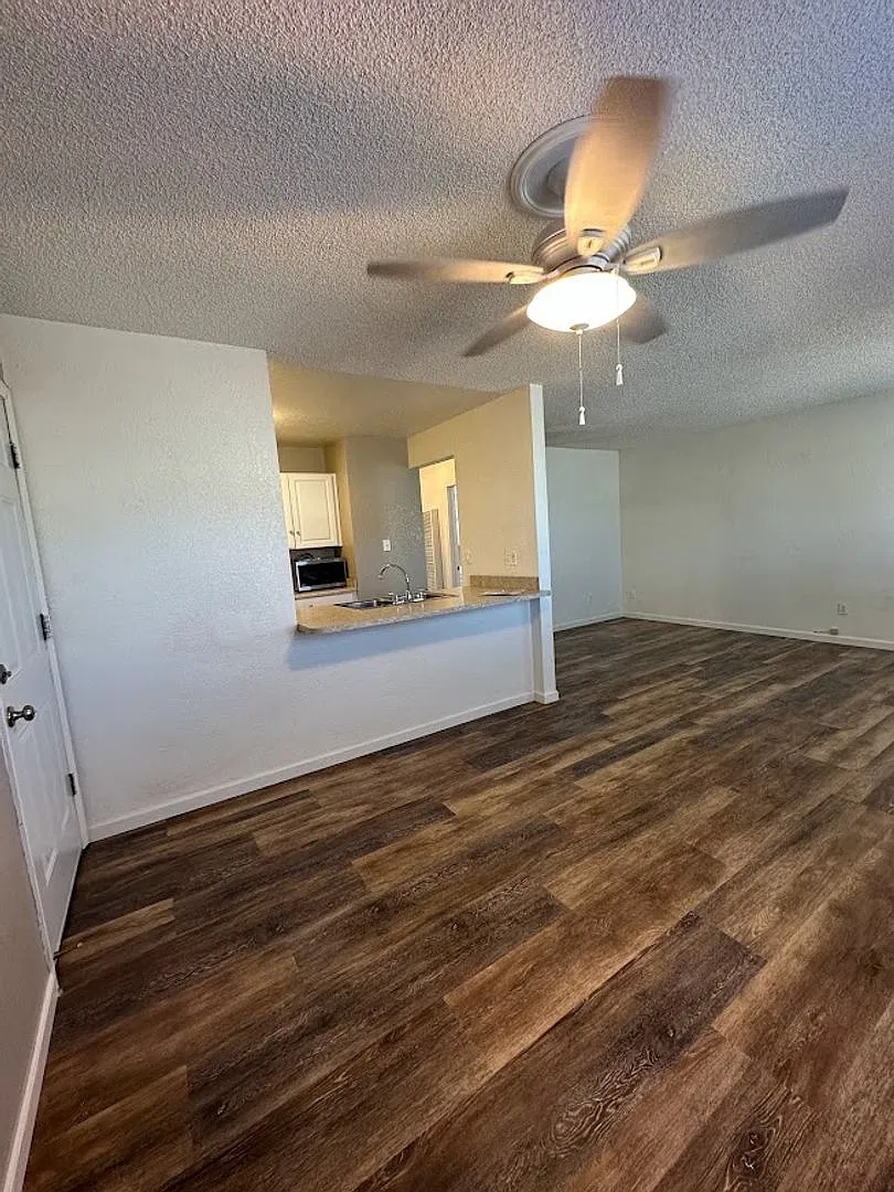 Charming 2 Bedroom Duplex with Garage & Fenced Backyard in Anderson! — Photo 2