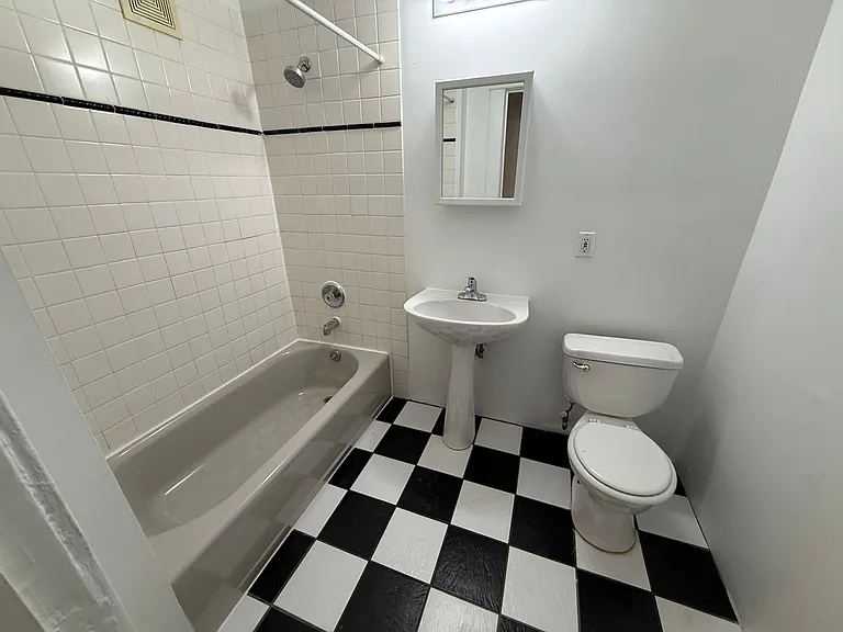 2721 Girard Ave S — Photo 5