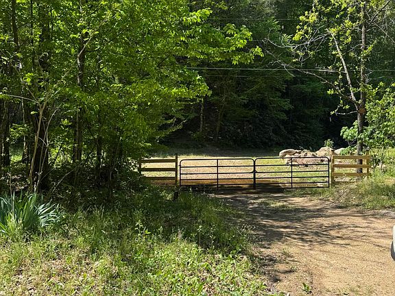 2nd image of 915 Chestnut Valley Rd