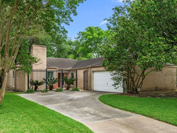 2103 Cherry Bend Dr, Houston, TX 77077