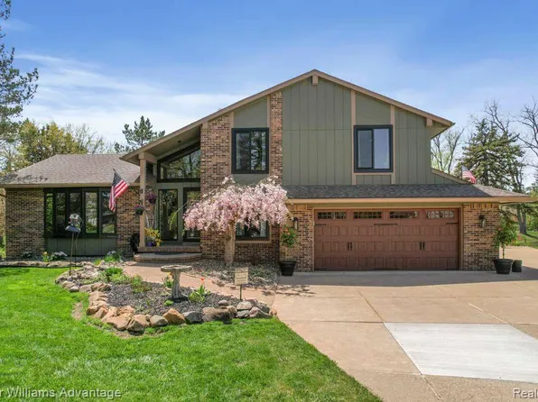 5105 Beachwood Ct, Commerce Township, MI 48382