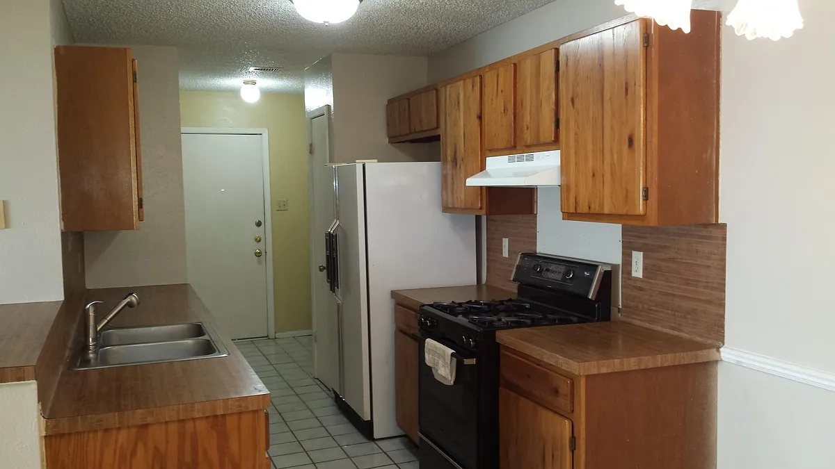 kitchen and laundry - 11921 Sunhillow Bnd #B